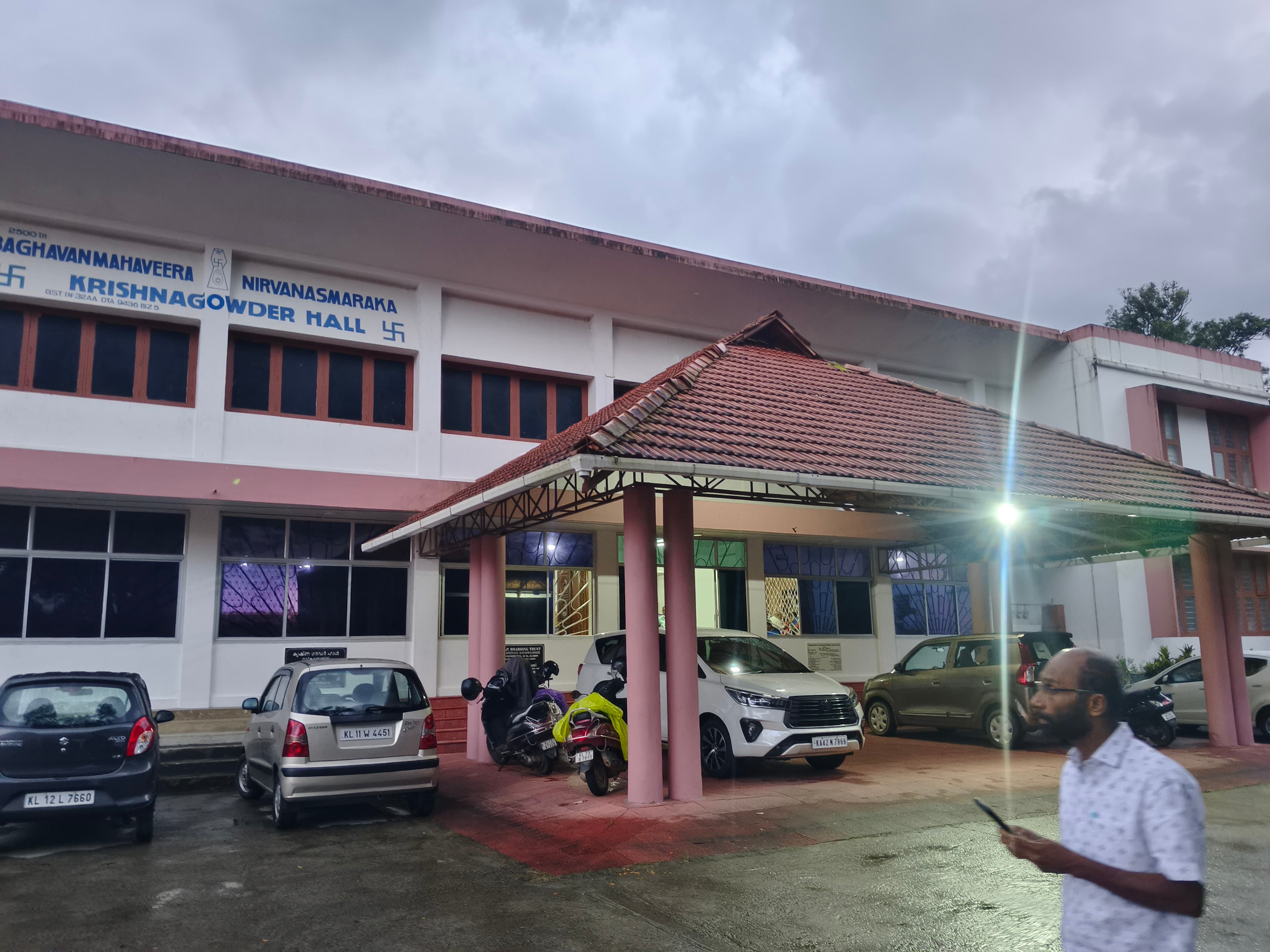 Krishna Gowder Hall, Kalpetta