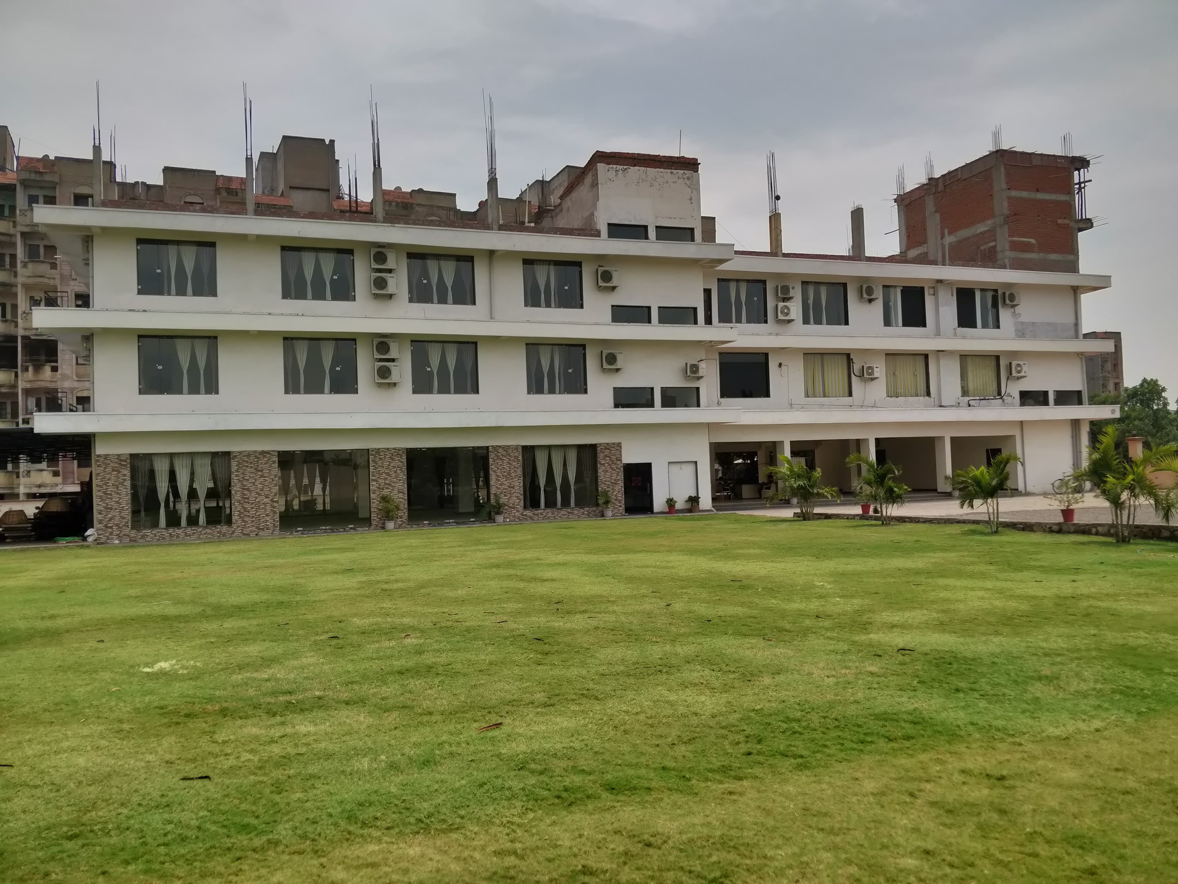 SHRISTI LAWNS & BANQUET, Raipur