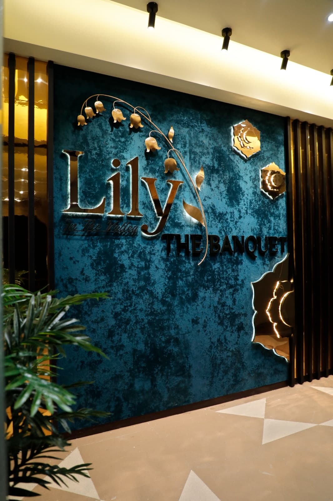 Lily the Banquet, Surat